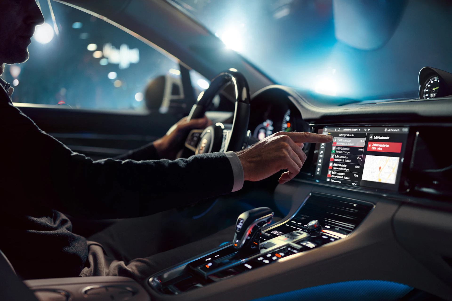 Homme qui utilisé un écran tactile dans sa Porsche