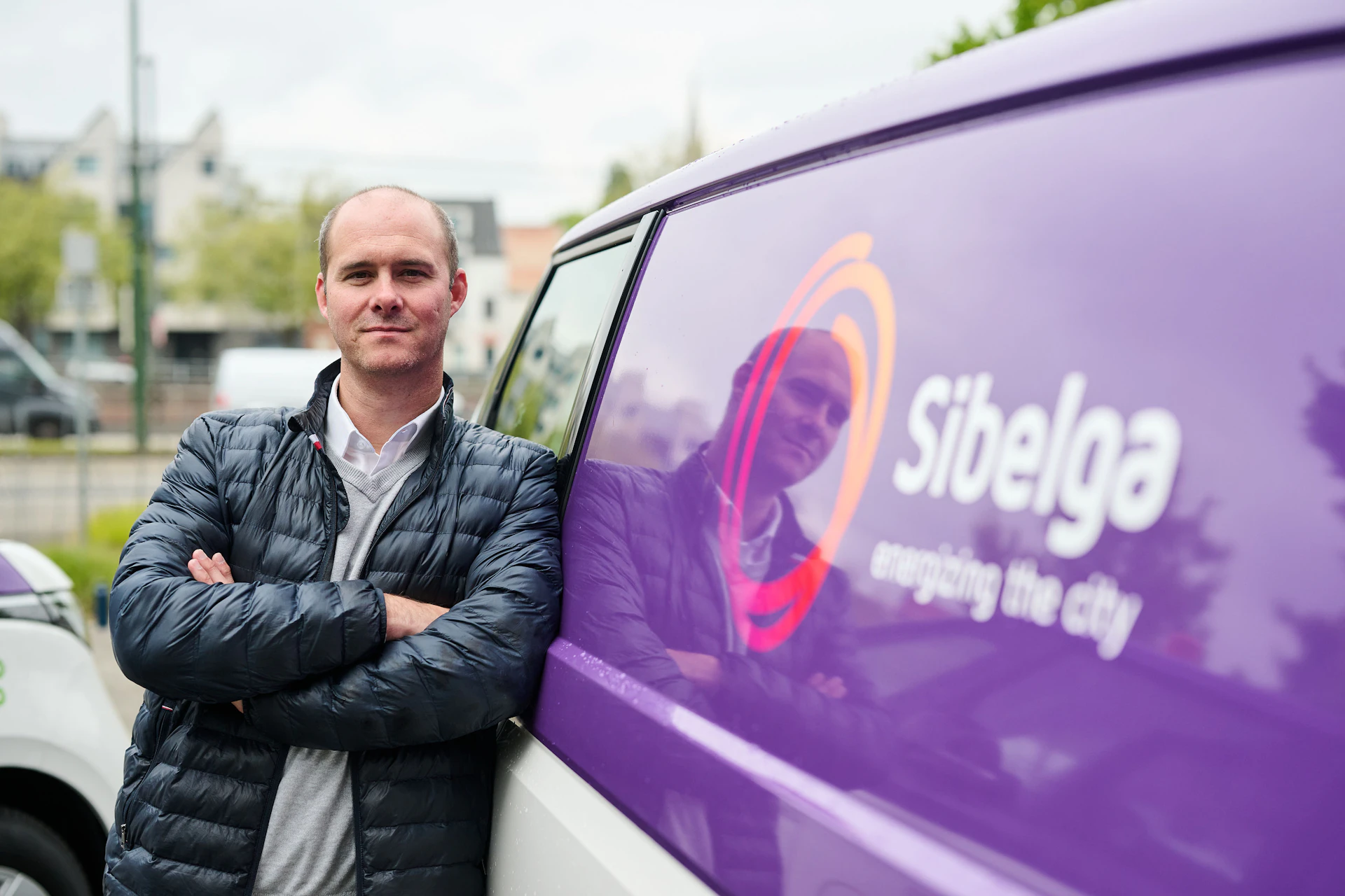 Man leaning on a sibelga van