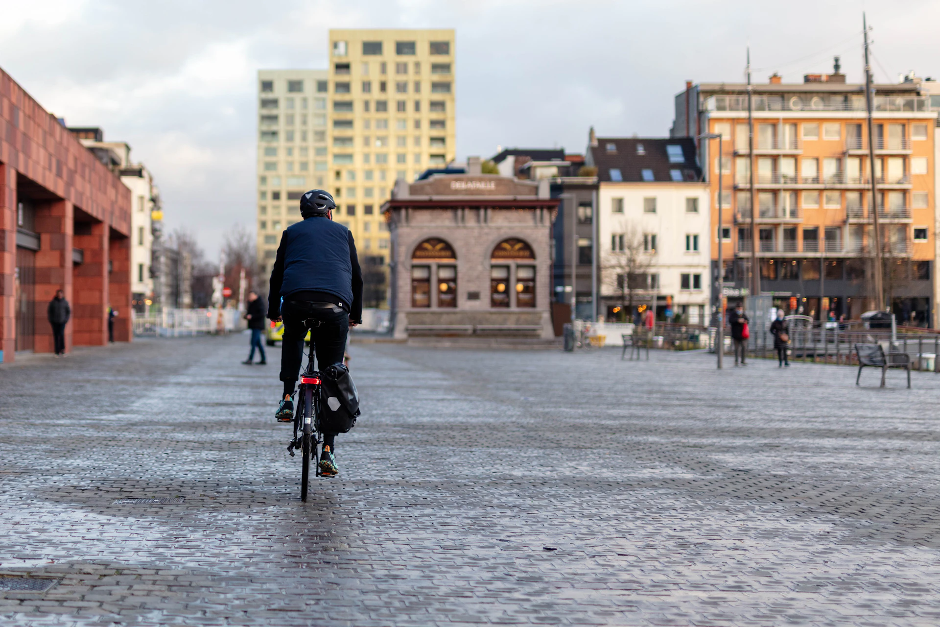 Homme à vélo sur une place en ville