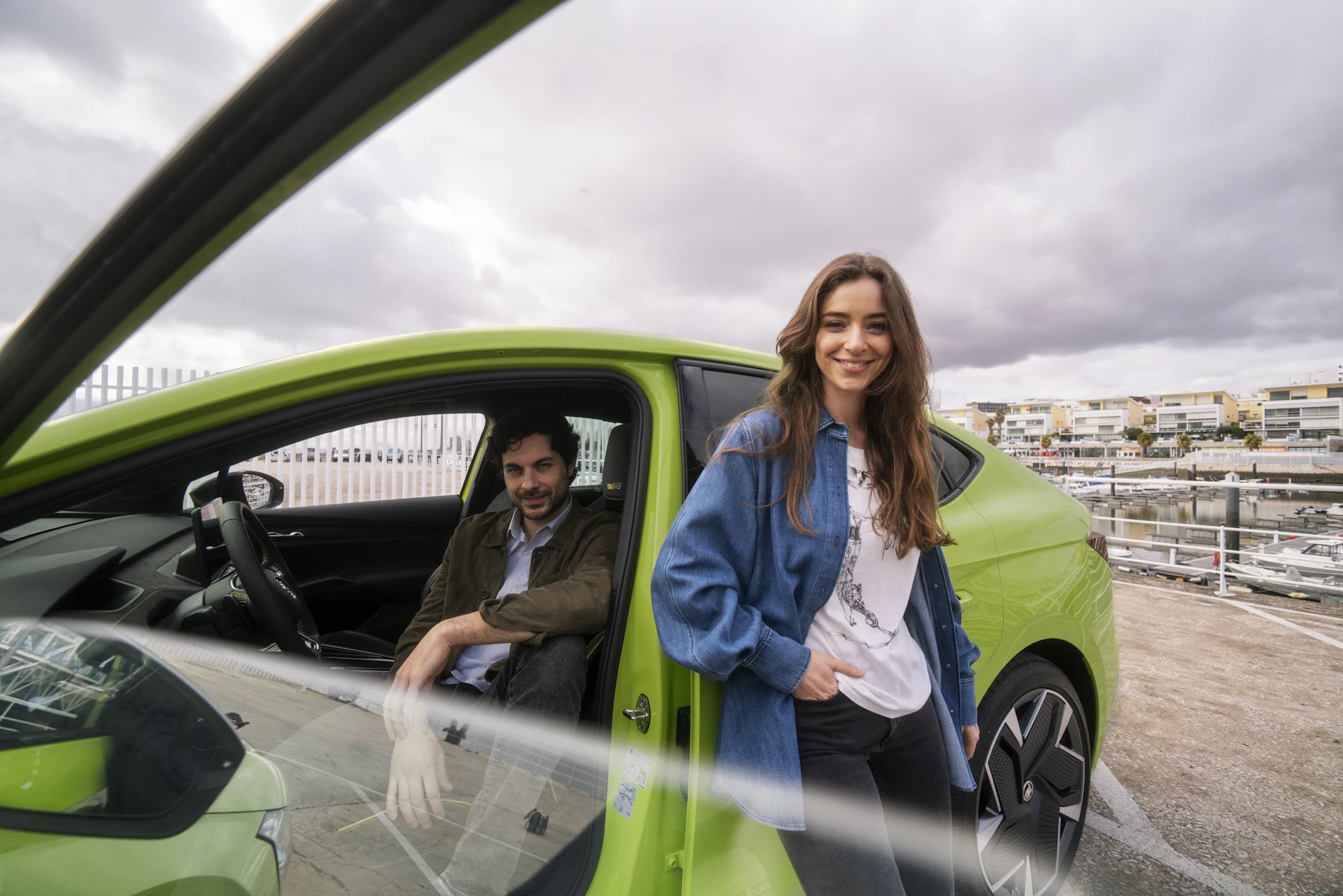 Vrouw en man naast SKODA ENYAQ Coupé RS iV